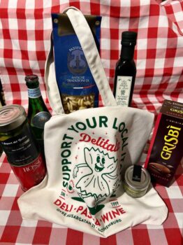 Delitalias JULPÅSE Perfekt blandpåse med italienska godsaker: • Pasta • Tomatkonserv • Oliver • Olivolja • Pistagecrème • Biscotti • San Pellegrino