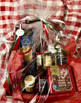 Julkorg GRANDE En smakrik present fylld med italienska delikatesser: • Italiensk pasta 500 g (Gragnano) • Extra jungfruolivolja 250 ml (Umbrien) • Balsamico 250 ml (Modena) • Basilikapesto Genovese (Ligurien) • Sicilianska Nocellaraoliver (del Belice) • Kronärtskockscrème (Piemonte) • Ekologisk tomatsås (Sicilien) • Olivtapenade 180 g • Cantuccini i vacker plåtburk • Grissini