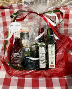 Julkorg MEDIA En lite mindre korg med noga utvalda favoriter: • Ekologisk pasta • Balsamico 250 ml (Modena) • Extra jungfruolivolja 250 ml • Sicilianska Nocellaraoliver • Ekologisk tomatsås • Cantuccini / Mandelskorpor 200 g